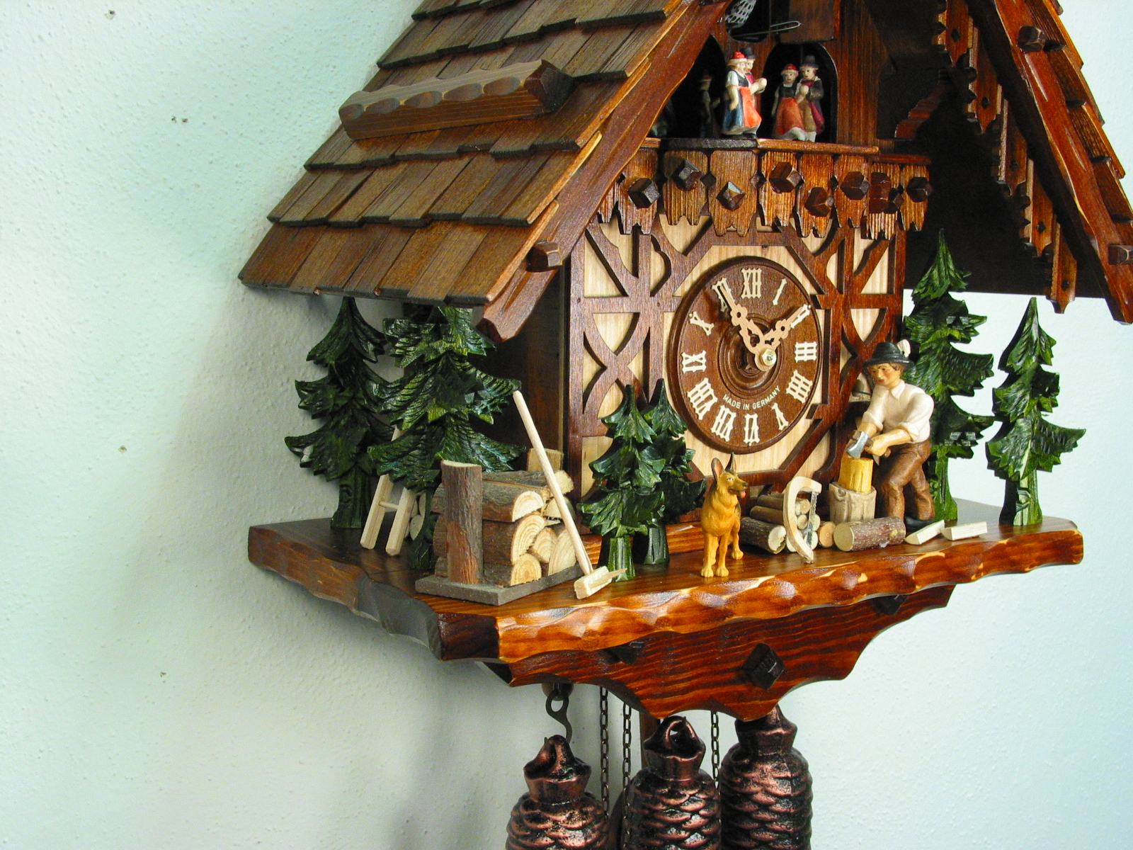 Kuckucksuhr Fachwerkhaus mit Holzhacker – Bild 4