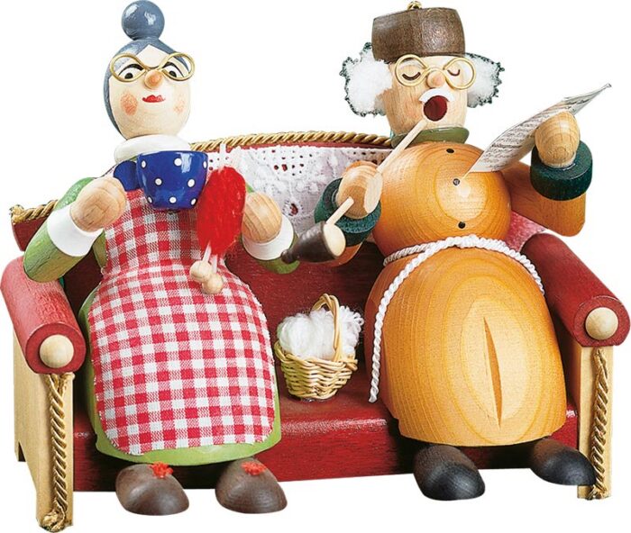 Richard Glaesser Rauchmann Oma und Opa auf Sofa aus Seiffen im Erzgebirge