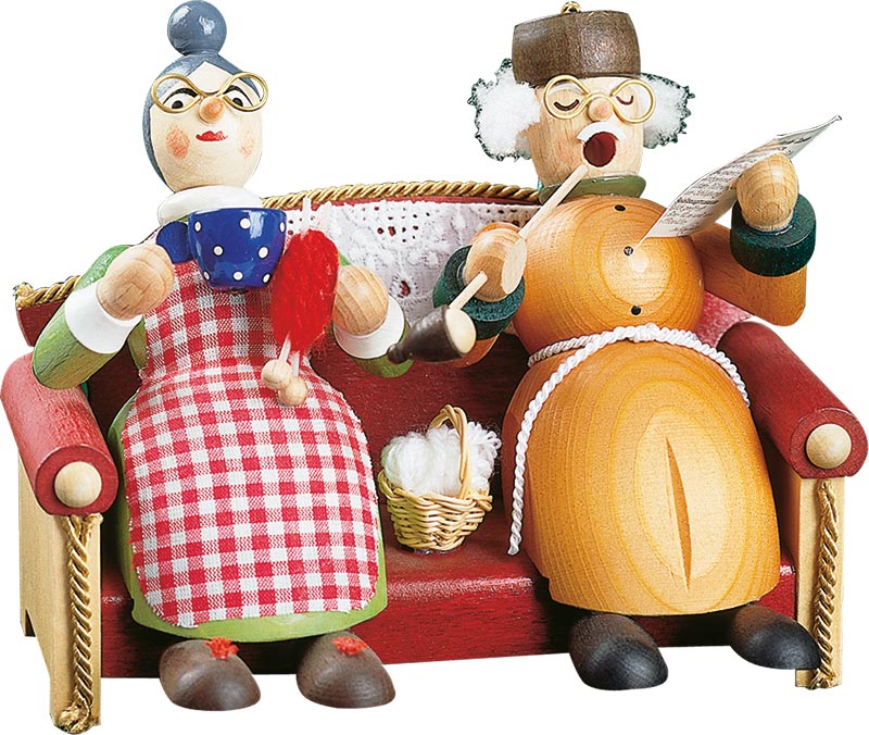 Richard Glaesser Rauchmann Oma und Opa auf Sofa aus Seiffen im Erzgebirge