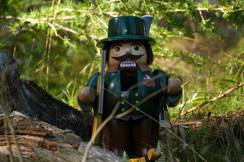 Richard Glaesser Nussknacker Förster / Jäger mit Dackel aus Seiffen im Erzgebirge – Bild 3