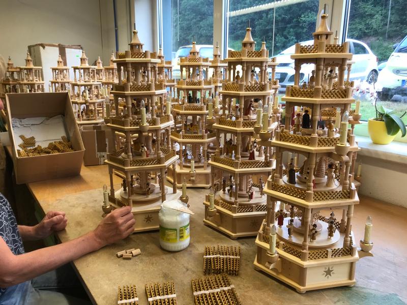 Richard Glaesser Pyramide Heilige Familie natur 4-stöckig, elektrisch beleuchtet und betrieben, aus Seiffen im Erzgebirge – Bild 3